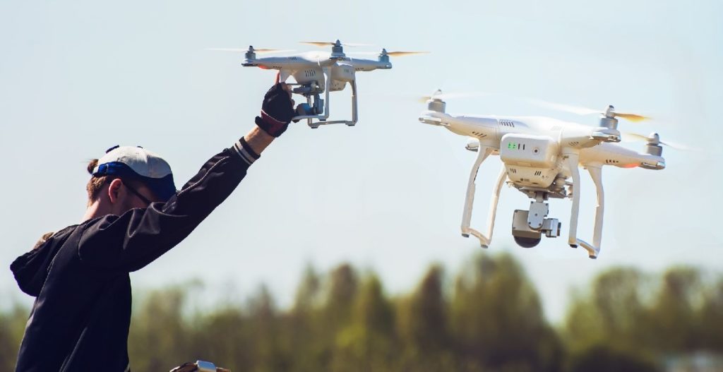 Hombre sujetando un dron