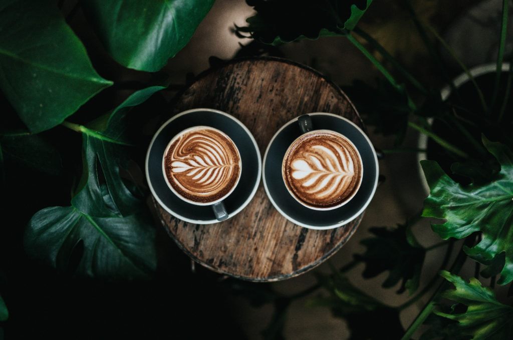 vista superior de dos tazas de café